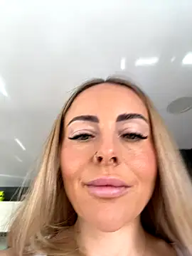 Snapshot of EmaSalis chatting on November 1, 2025, 10:53 am EmaSalis online show from November 1, 2025, 10:53 am