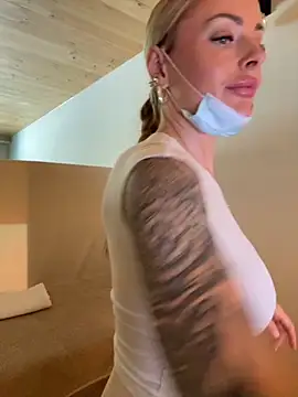 Snapshot of EmaSalis chatting on October 8, 2025, 11:45 am EmaSalis online show from October 8, 2025, 11:45 am