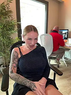 EmaSalis online show from November 20, 2025, 10:27 am