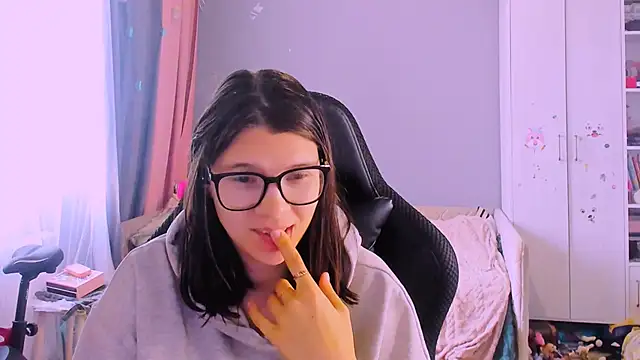 MollyLollipop online show from May 26, 2026, 1:58 am