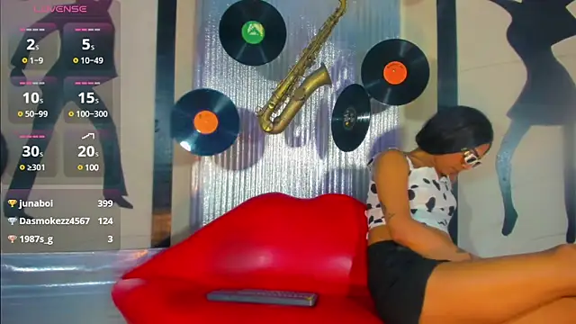nickyminach  online show from February 26, 2025, 1:36 am
