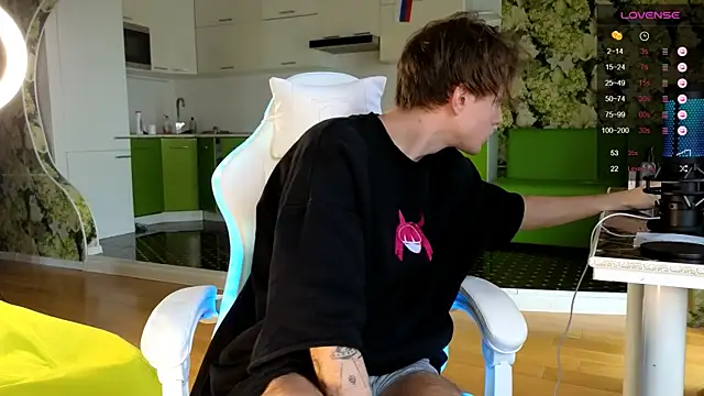 Snapshot of Cryptikov chatting on October 15, 2025, 10:23 am Cryptikov online show from October 15, 2025, 10:23 am