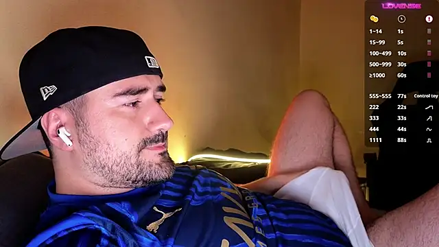 DominantTheo online show from November 30, 2025, 3:40 am