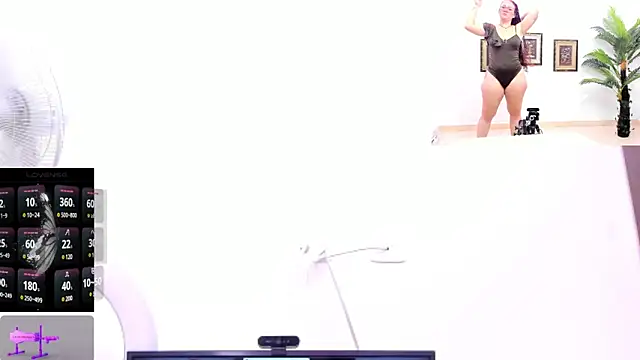 Snapshot of Paulina_Davis_ chatting on March 10, 2025, 11:27 pm Paulina Davis online show from March 10, 2025, 11:27 pm