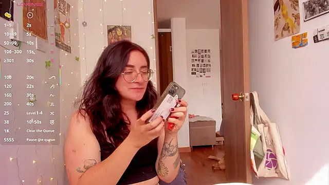 Snapshot of linda_giggle chatting on October 15, 2025, 1:52 pm linda giggle online show from October 15, 2025, 1:52 pm