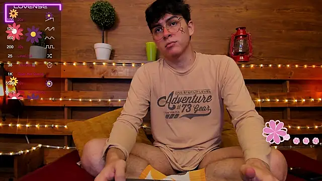 noahot08 online show from February 10, 2025, 7:38 pm