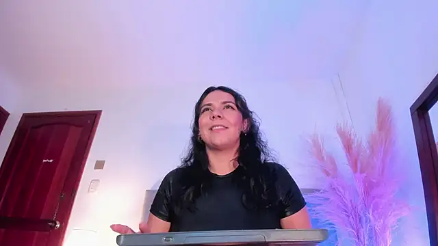 Snapshot of Amber__Davis chatting on February 3, 2025, 9:18 pm Amber Davis online show from February 3, 2025, 9:18 pm