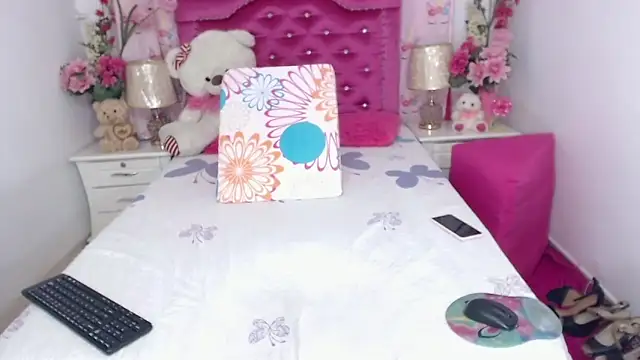 Snapshot of Divaxhermosa chatting on December 17, 2025, 11:32 pm Divaxhermosa online show from December 17, 2025, 11:32 pm