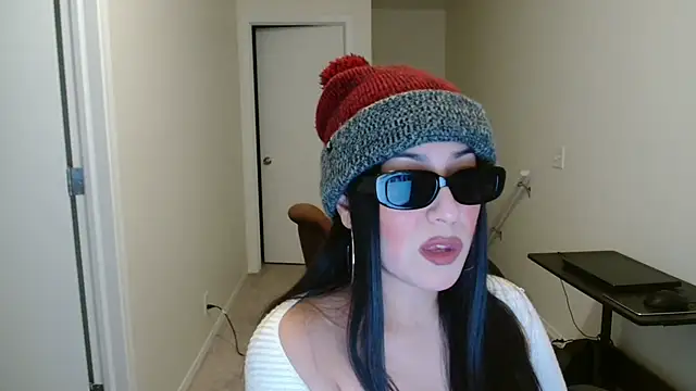 Snapshot of Sassy_Latina chatting on December 23, 2025, 4:12 am Sassy Latina online show from December 23, 2025, 4:12 am