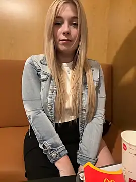 CherryAuroraa online show from February 5, 2025, 8:25 pm