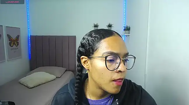 Nina lovee  online show from February 8, 2025, 1:33 pm