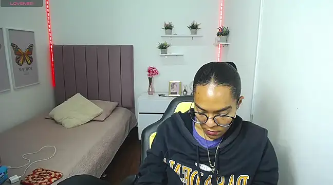 Nina lovee  online show from February 28, 2025, 5:37 pm