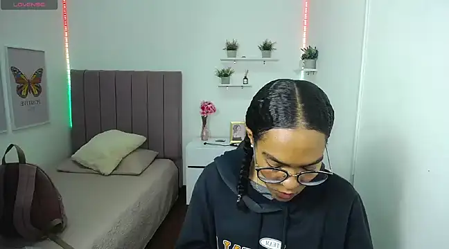 Nina lovee  online show from February 6, 2025, 1:43 pm