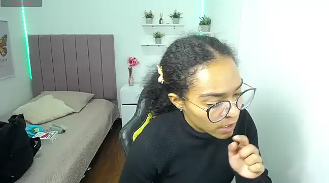Nina lovee  online show from March 18, 2025, 3:55 pm
