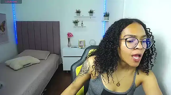 Nina lovee  online show from February 19, 2025, 8:20 pm