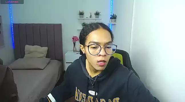 Nina lovee  online show from January 10, 2025, 1:52 pm