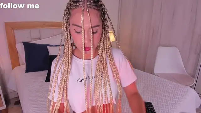 missjuliaa  online show from February 27, 2025, 3:29 am