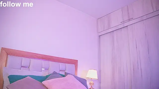 missjuliaa  online show from September 12, 2025, 3:17 am