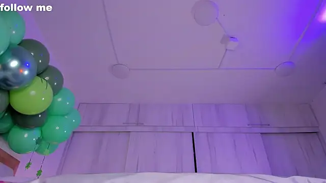 missjuliaa  online show from March 21, 2025, 6:16 am