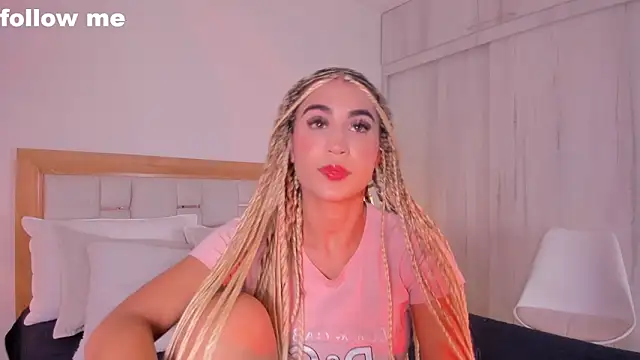 missjuliaa  online show from February 28, 2025, 7:25 pm
