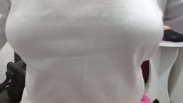 Snapshot of Laura_hottt chatting on September 29, 2025, 2:01 pm Laura hottt online show from September 29, 2025, 2:01 pm