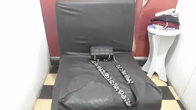 Snapshot of Laura_hottt chatting on October 17, 2025, 3:25 pm Laura hottt online show from October 17, 2025, 3:25 pm