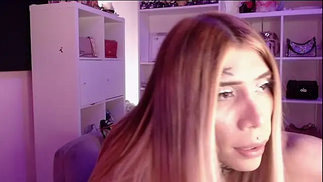 Snapshot of caroline_cossei chatting on October 3, 2025, 4:58 am caroline cossei online show from October 3, 2025, 4:58 am