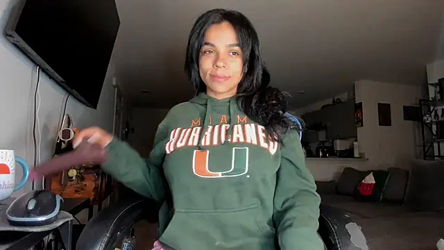 victoriachicas online show from February 17, 2025, 9:46 am