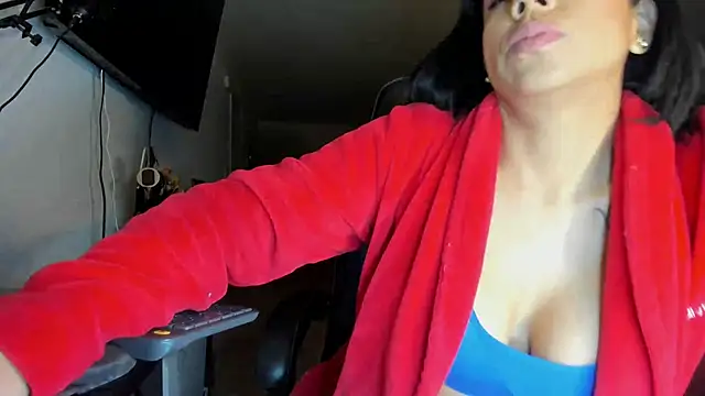 victoriachicas online show from February 27, 2025, 8:24 am