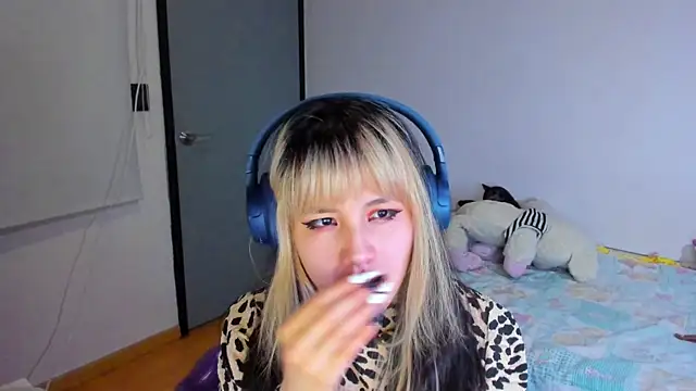 Snapshot of Akane-Mou chatting on December 10, 2024, 7:37 am Akane-Mou online show from December 10, 2024, 7:37 am