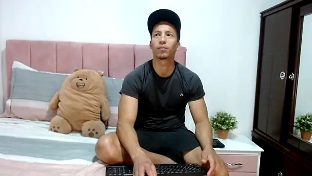 marcehot32 online show from March 13, 2025, 3:28 pm