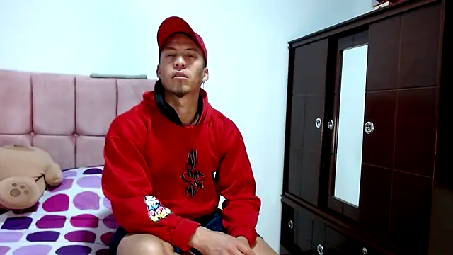marcehot32 online show from January 3, 2025, 11:33 pm