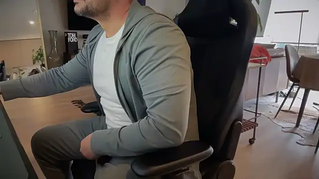 HungandThickLatin online show from March 12, 2025, 6:32 pm