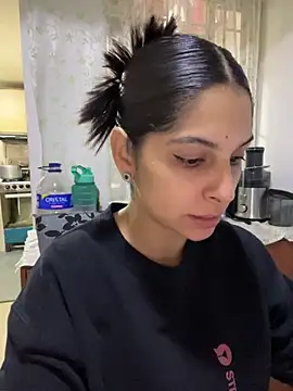 charlotte stevenss  online show from October 29, 2025, 3:33 pm