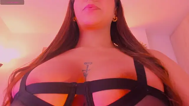 Snapshot of MariamRivera_ chatting on October 27, 2025, 11:49 pm MariamRivera online show from October 27, 2025, 11:49 pm