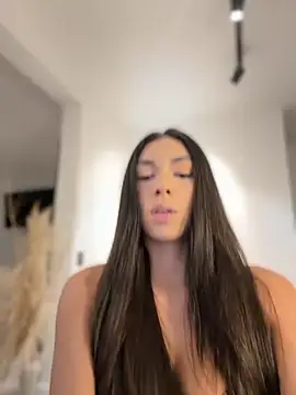 Snapshot of EllaSanz_ chatting on October 22, 2025, 9:13 pm EllaSanz  online show from October 22, 2025, 9:13 pm