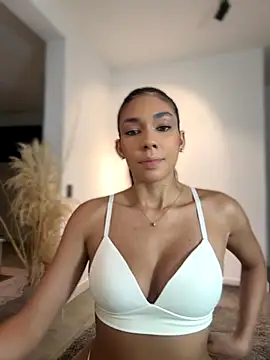 Snapshot of EllaSanz_ chatting on October 25, 2025, 8:09 pm EllaSanz  online show from October 25, 2025, 8:09 pm