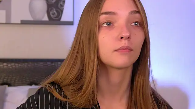 Snapshot of VirginieCruz chatting on September 25, 2025, 5:35 am VirginieCruz online show from September 25, 2025, 5:35 am