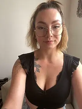 Snapshot of TalullaX chatting on October 6, 2025, 10:16 am TalullaX online show from October 6, 2025, 10:16 am