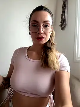 Snapshot of TalullaX chatting on October 9, 2025, 9:32 am TalullaX online show from October 9, 2025, 9:32 am