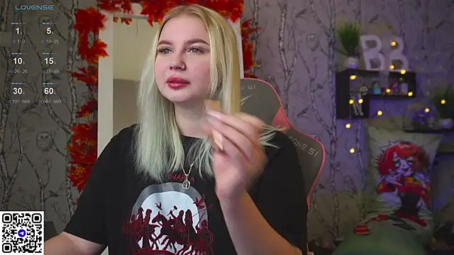 Snapshot of Moon_Valkyrie chatting on October 12, 2025, 9:32 am Moon Valkyrie online show from October 12, 2025, 9:32 am