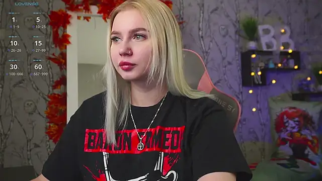 Snapshot of Moon_Valkyrie chatting on October 6, 2025, 9:43 am Moon Valkyrie online show from October 6, 2025, 9:43 am