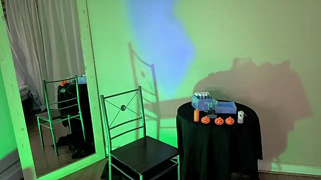 Snapshot of MiaFranklyn chatting on October 31, 2025, 2:13 pm MiaFranklyn online show from October 31, 2025, 2:13 pm