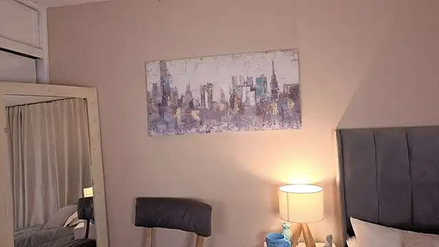 MiaFranklyn online show from September 12, 2025, 3:12 pm