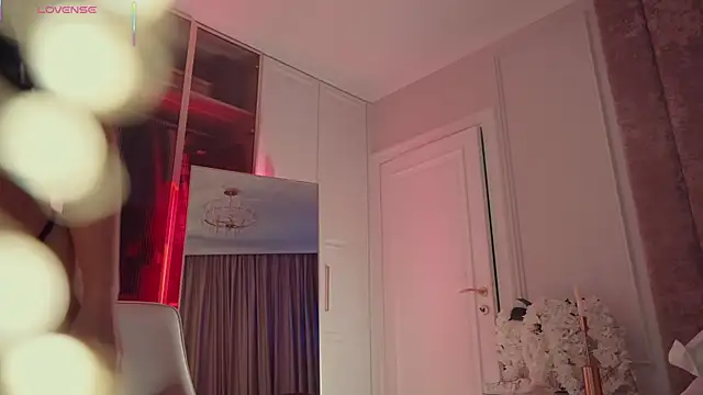 Snapshot of MilaDYstarlight chatting on October 21, 2025, 9:14 pm MilaDYstarlight online show from October 21, 2025, 9:14 pm