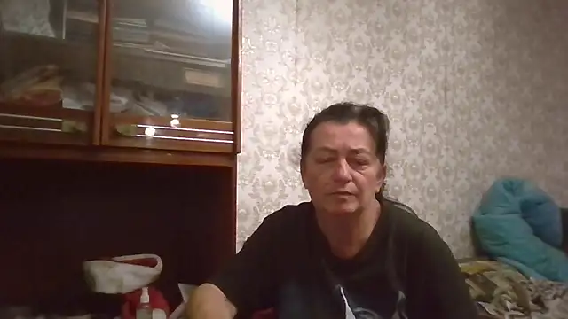 Snapshot of GypsiQueen2 chatting on October 1, 2025, 7:18 pm GypsiQueen2 online show from October 1, 2025, 7:18 pm