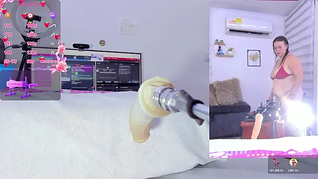 Snapshot of Soraya_Davis chatting on October 28, 2025, 9:19 am Soraya Davis online show from October 28, 2025, 9:19 am