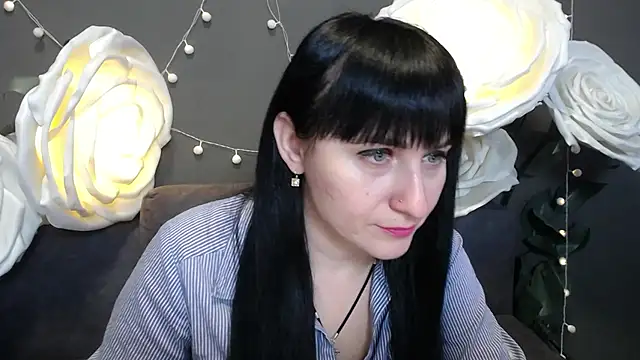 NinaFlawlees online show from November 19, 2025, 12:49 pm