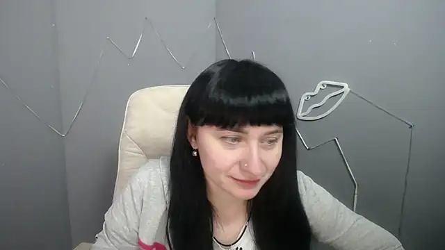 NinaFlawlees online show from April 10, 2026, 12:12 pm