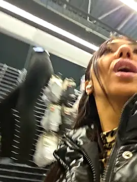 Snapshot of LeticiaWoods chatting on October 19, 2025, 12:30 pm LeticiaWoods online show from October 19, 2025, 12:30 pm